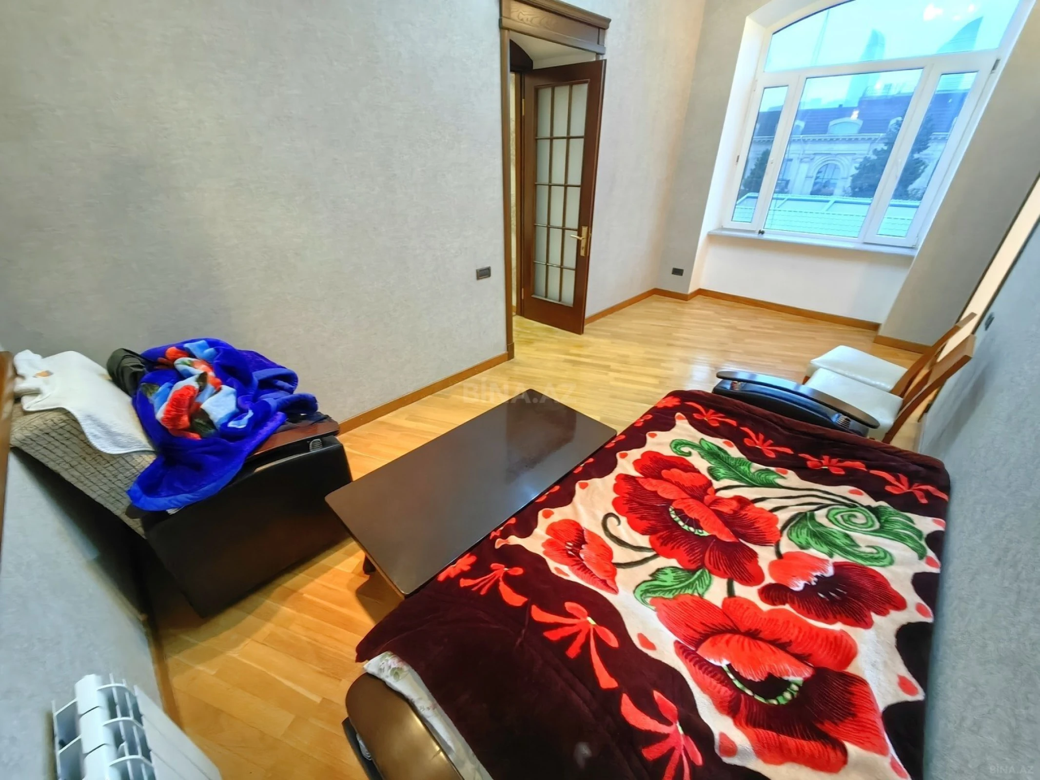 Satılır 8 otaqlı mənzil 300 m²