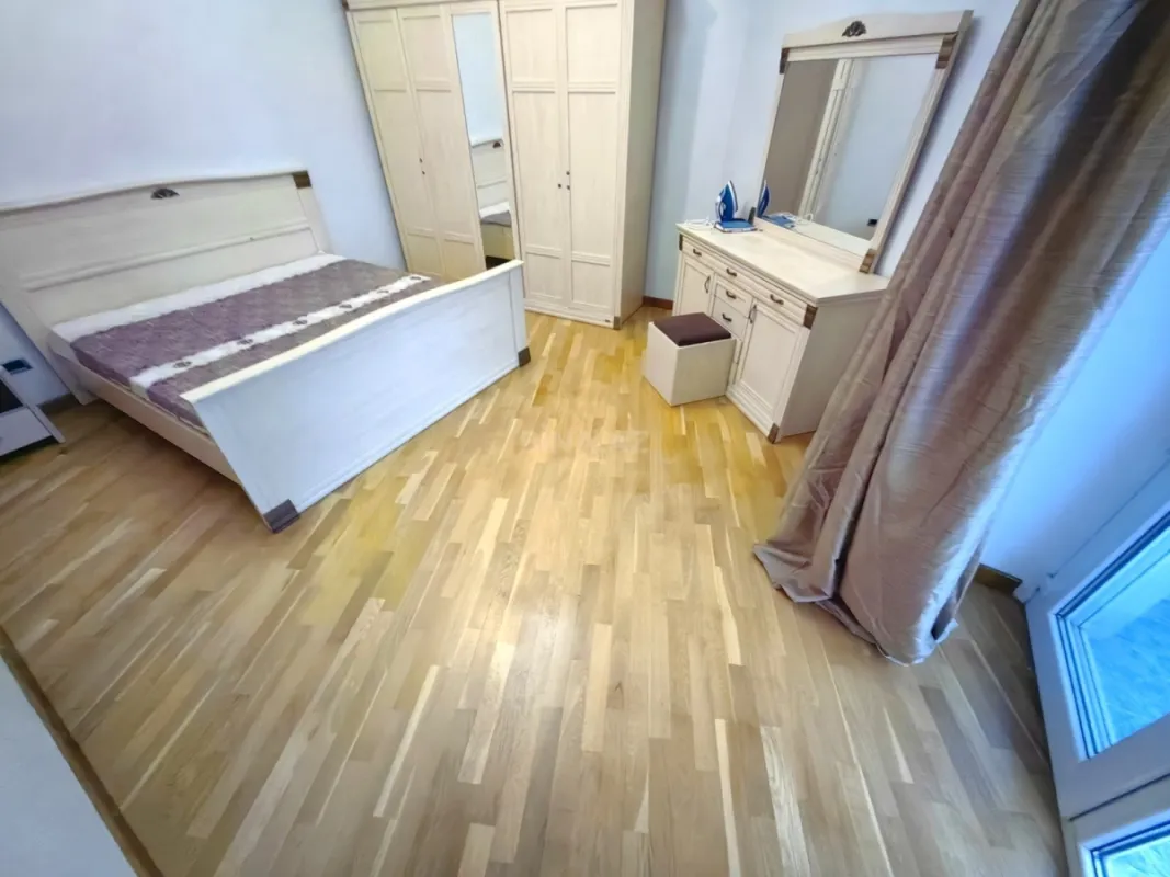 Satılır 8 otaqlı mənzil 300 m²