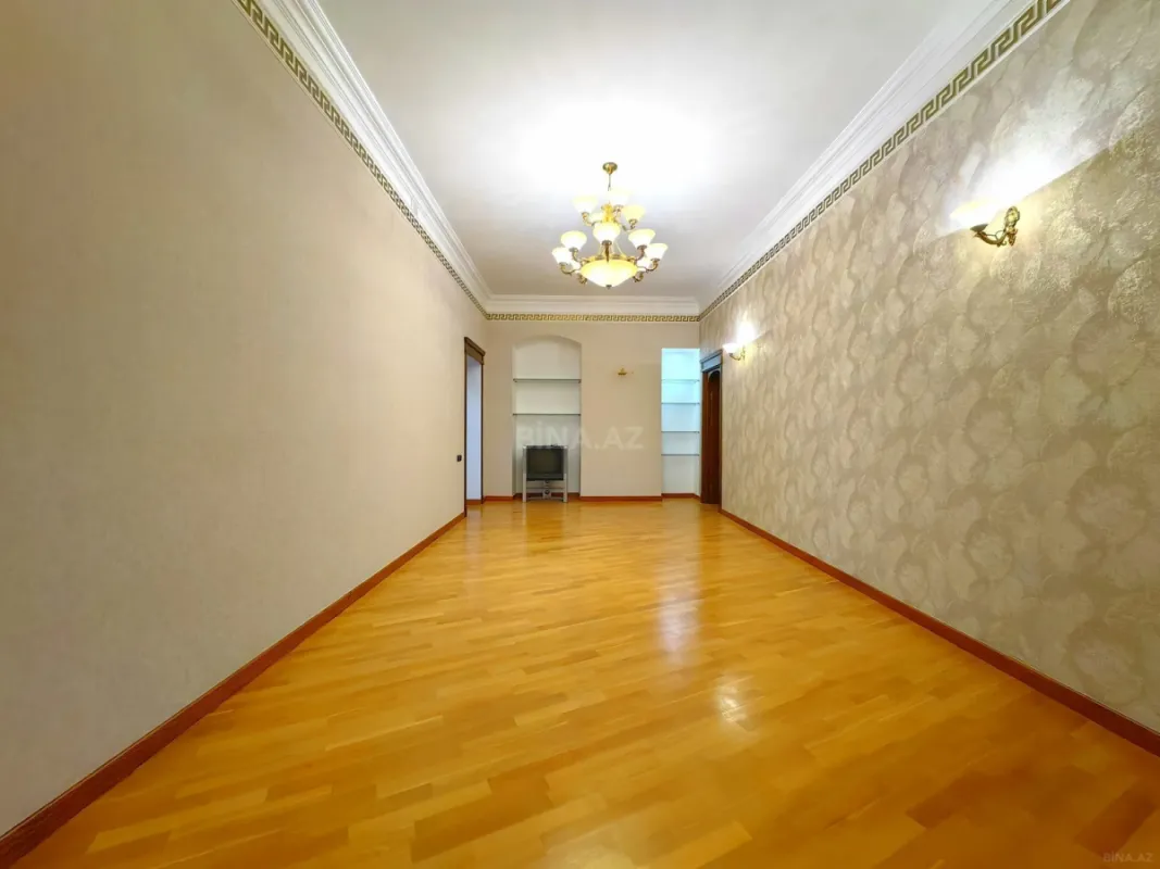 Satılır 8 otaqlı mənzil 300 m²