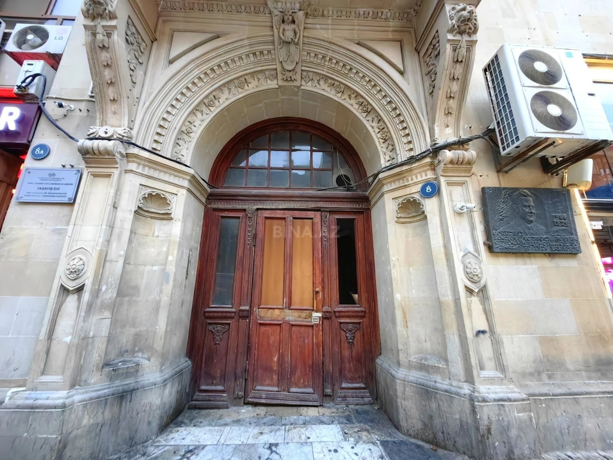 Satılır 8 otaqlı mənzil 300 m²