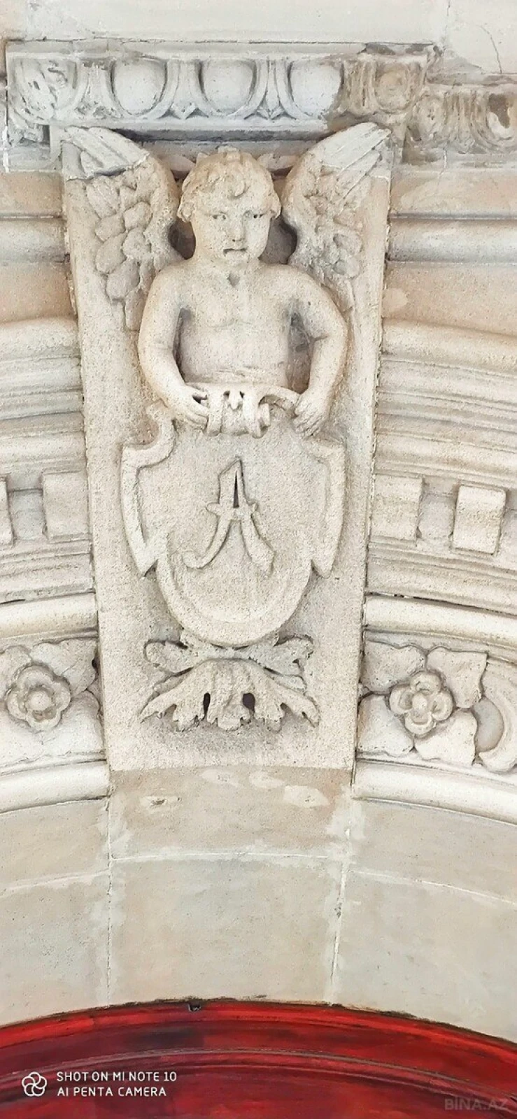 Satılır 8 otaqlı mənzil 300 m²