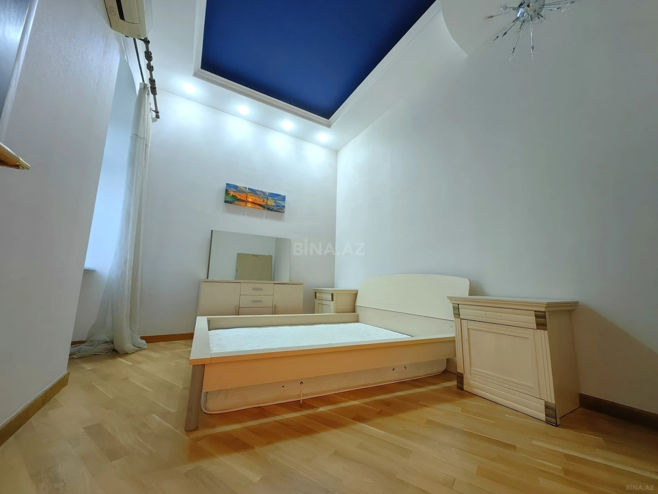 Satılır 8 otaqlı mənzil 300 m²