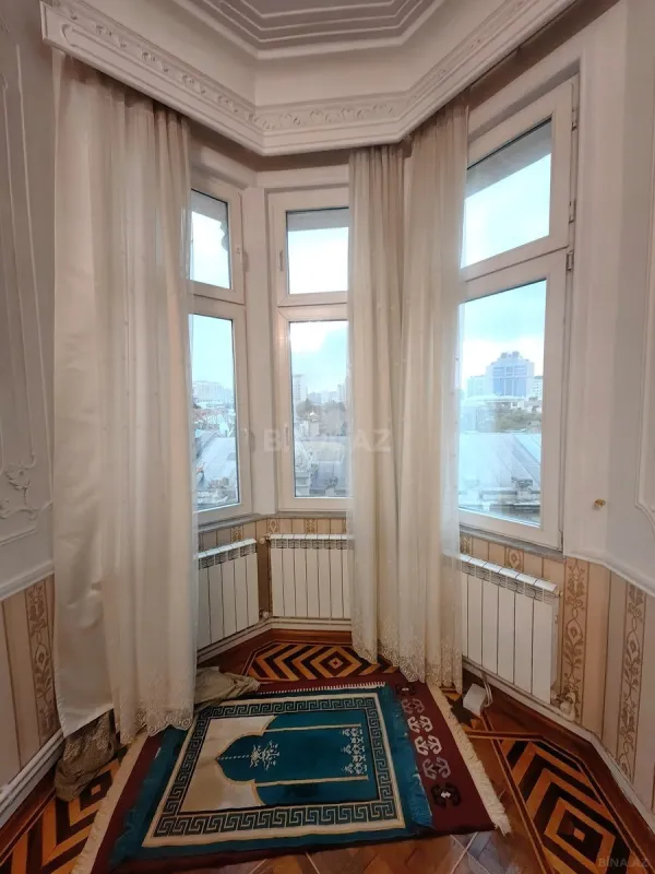 Satılır 8 otaqlı mənzil 300 m²