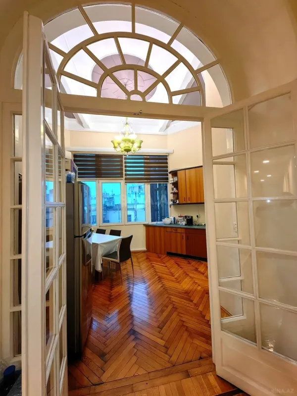 Satılır 8 otaqlı mənzil 300 m²