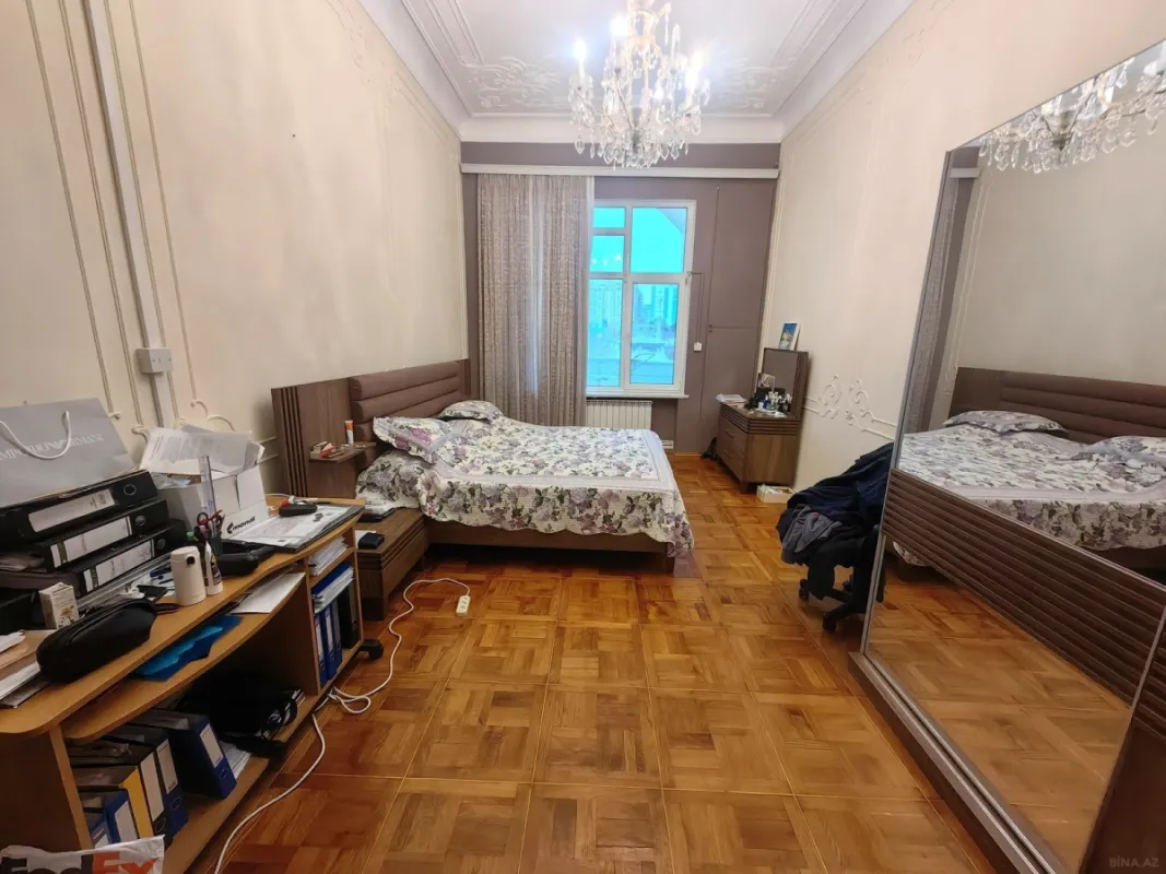 Satılır 8 otaqlı mənzil 300 m²