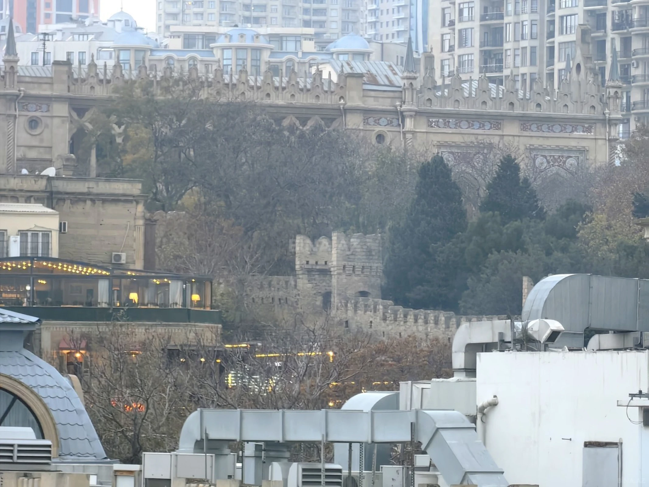 Satılır 8 otaqlı mənzil 300 m²