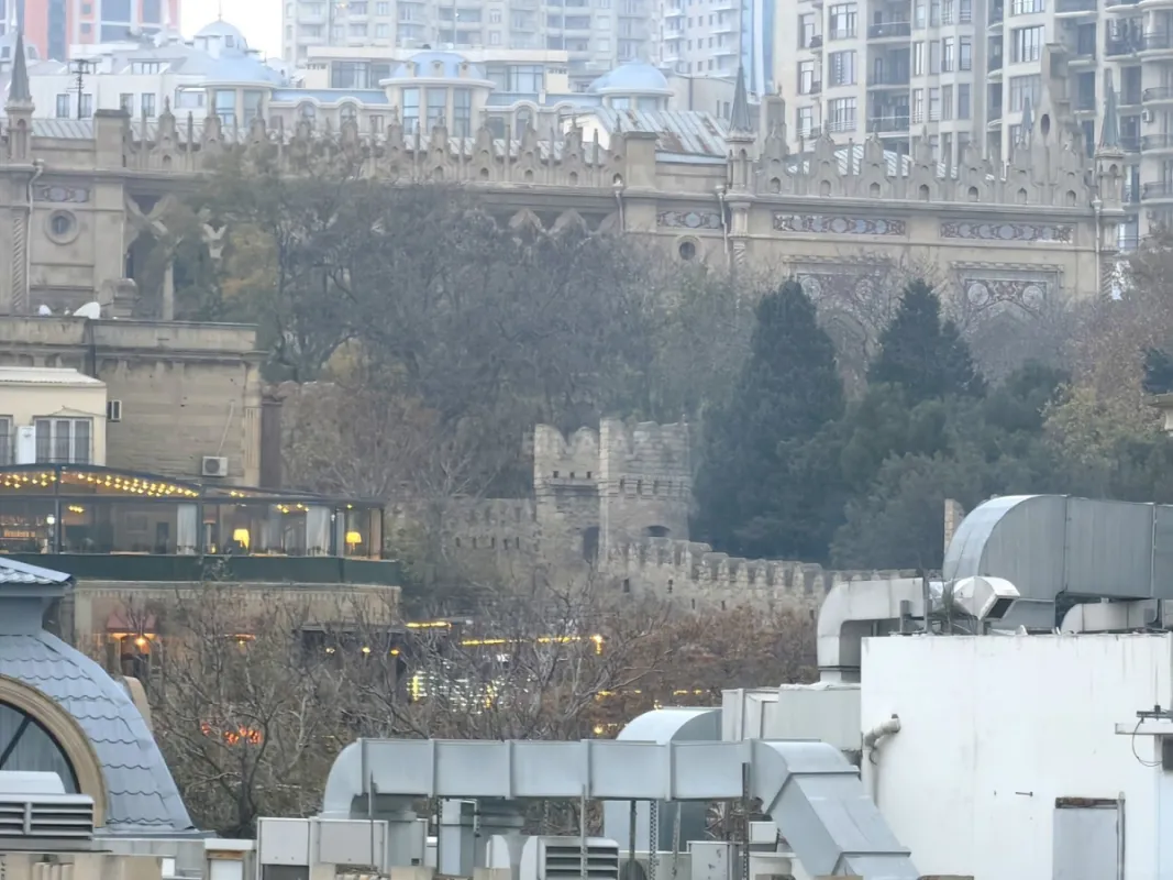 Satılır 8 otaqlı mənzil 300 m²