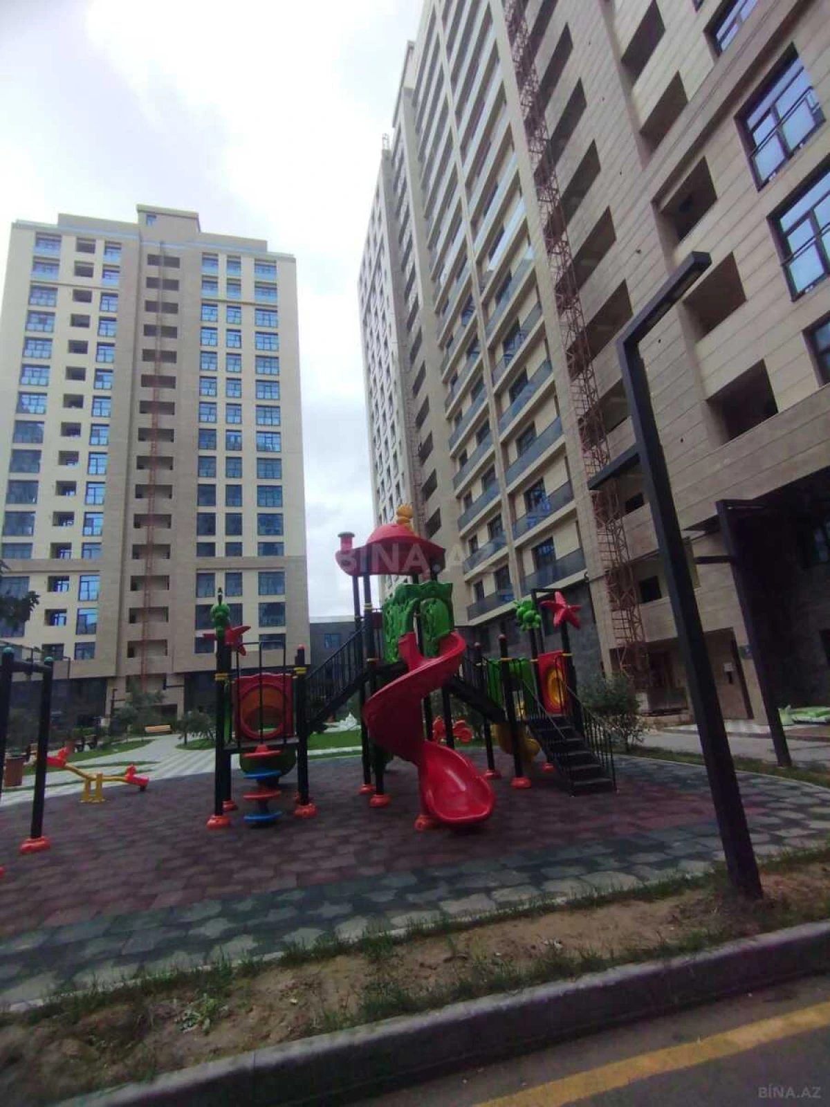 Satılır 4 otaqlı mənzil 149 m²