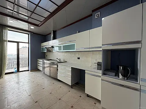 Satılır 3 otaqlı mənzil 150 m²