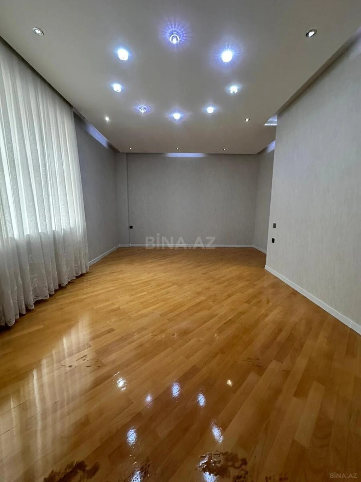 Satılır 3 otaqlı mənzil 135 m²