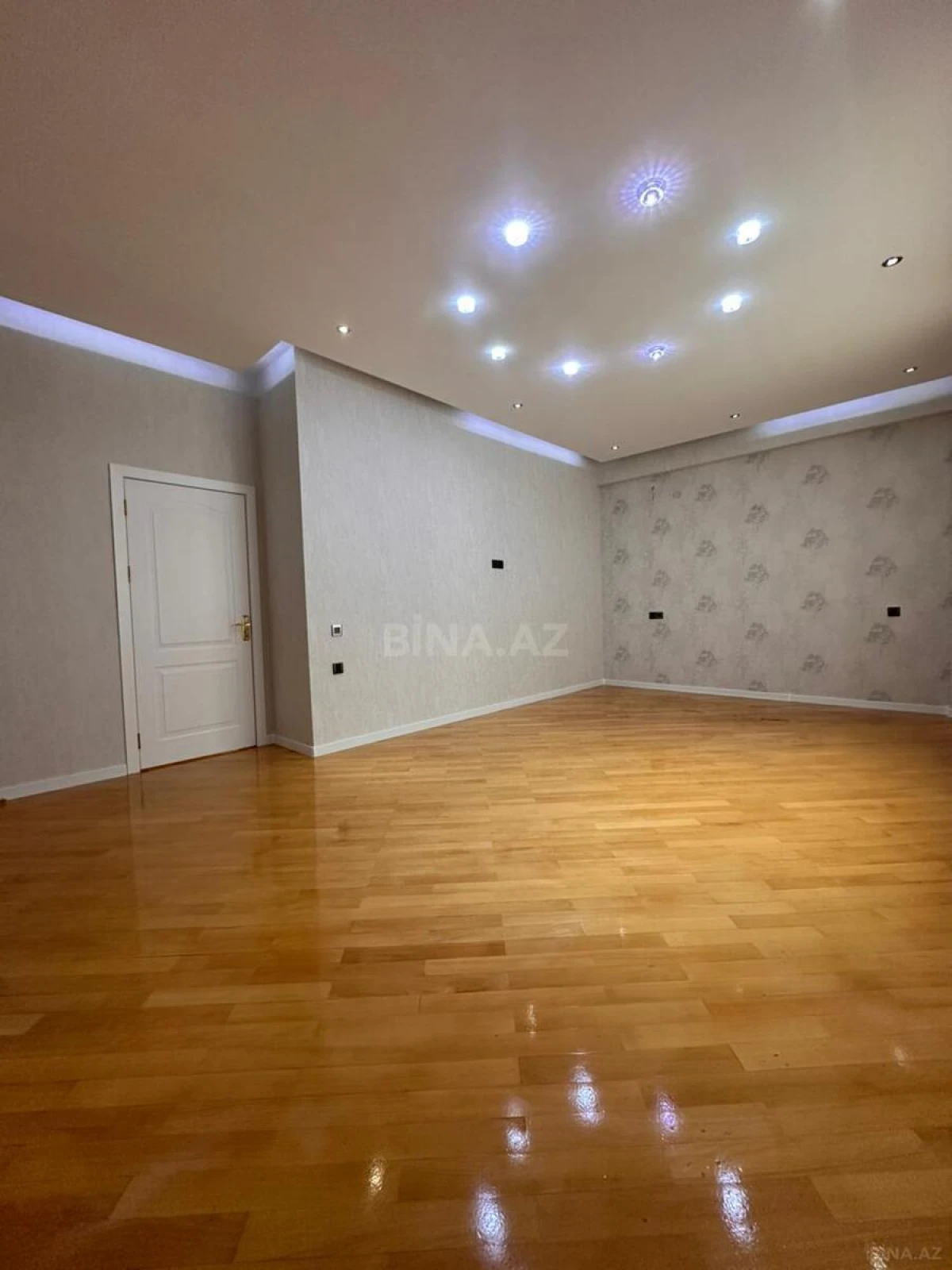 Satılır 3 otaqlı mənzil 135 m²