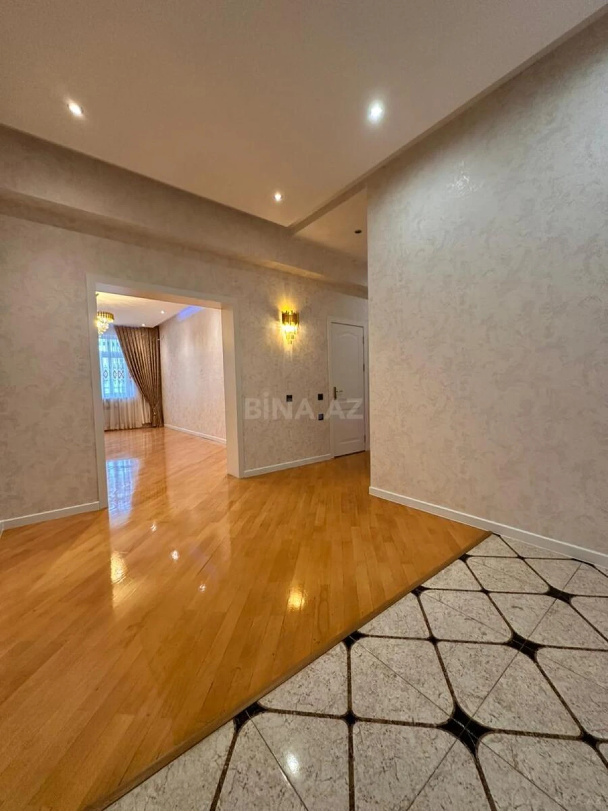 Satılır 3 otaqlı mənzil 135 m²