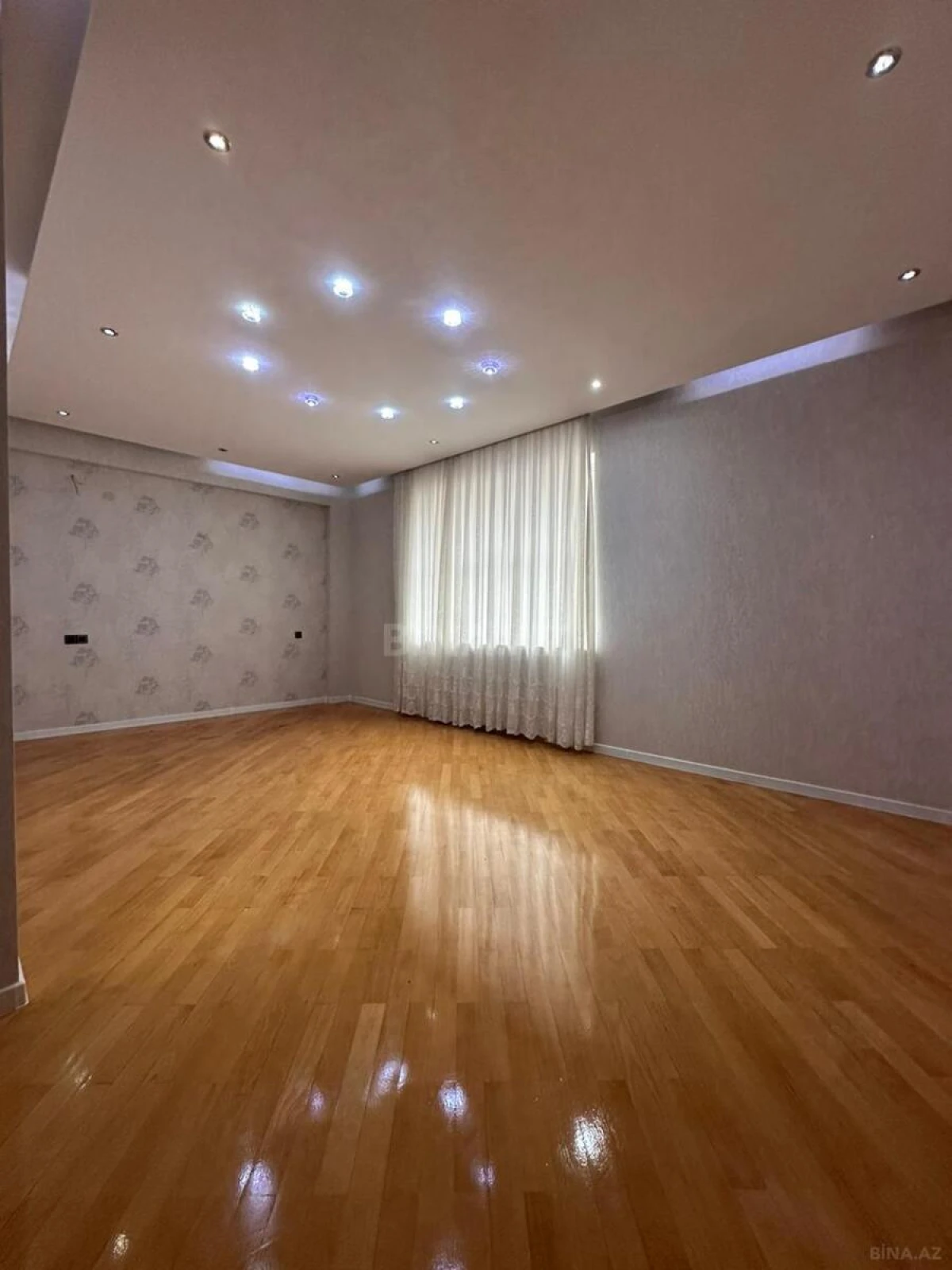 Satılır 3 otaqlı mənzil 135 m²