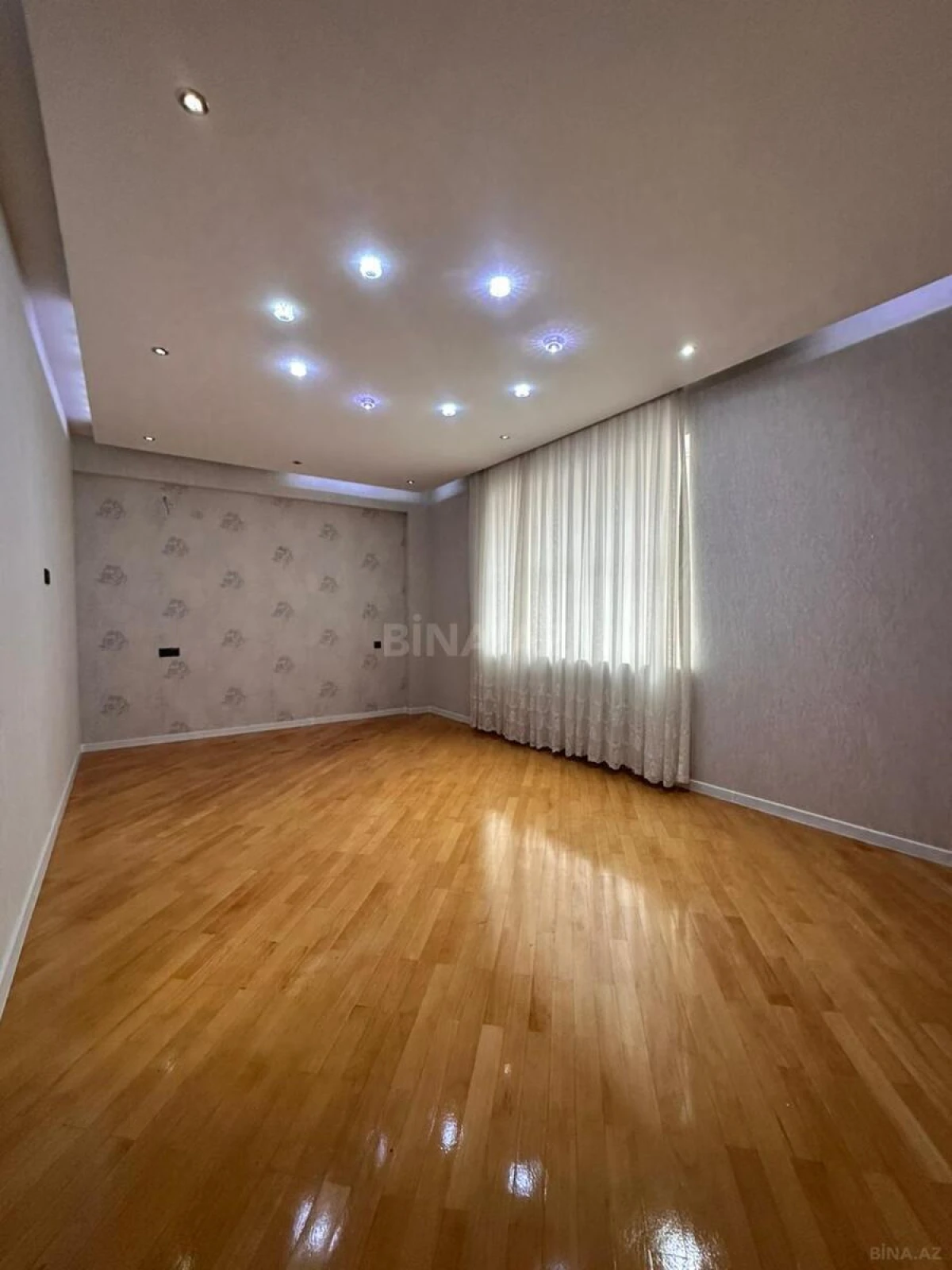 Satılır 3 otaqlı mənzil 135 m²
