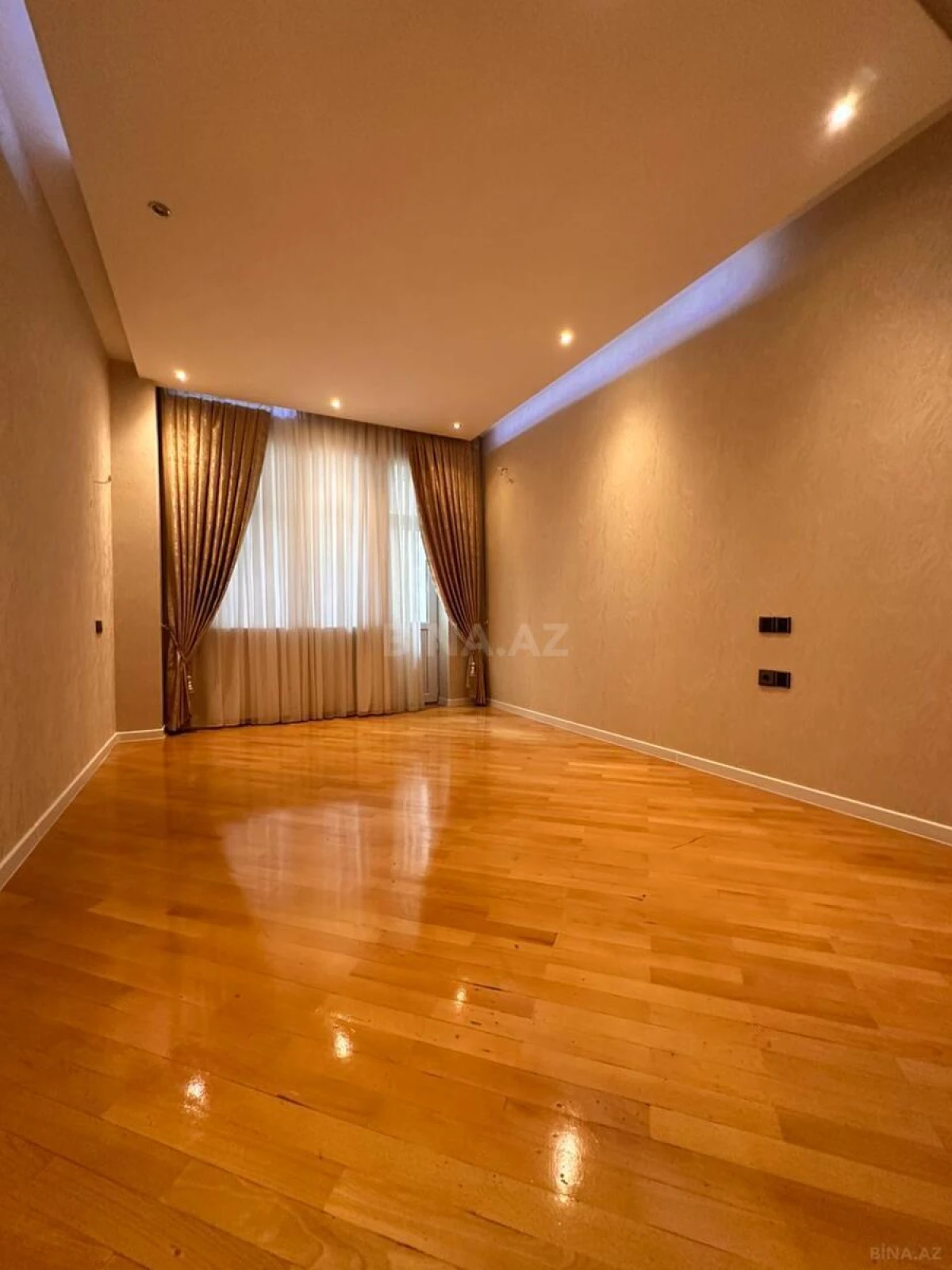 Satılır 3 otaqlı mənzil 135 m²