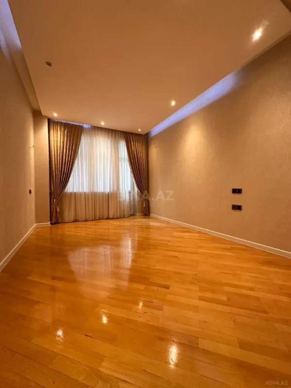 Satılır 3 otaqlı mənzil 135 m²