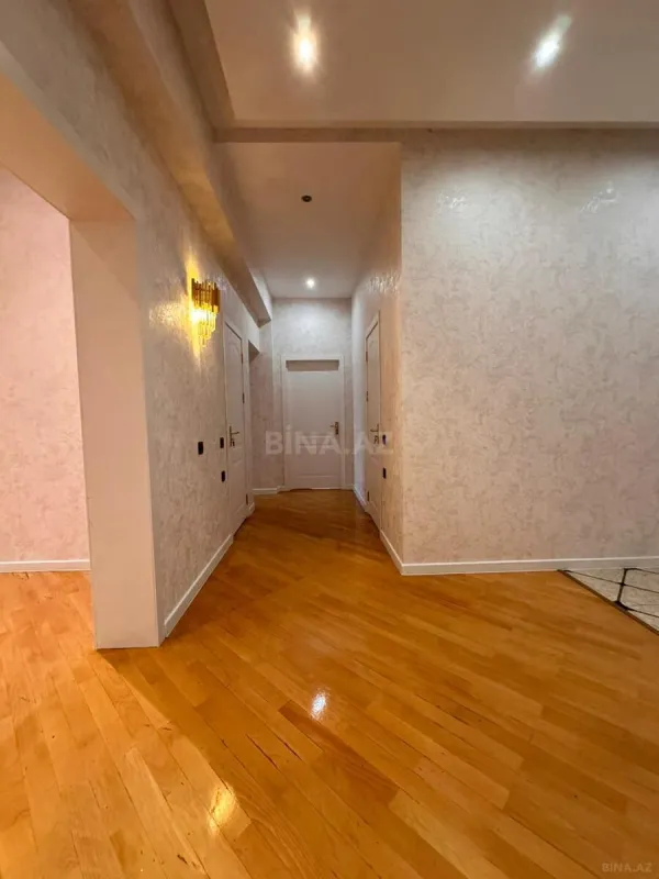 Satılır 3 otaqlı mənzil 135 m²