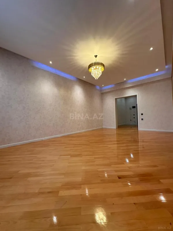 Satılır 3 otaqlı mənzil 135 m²