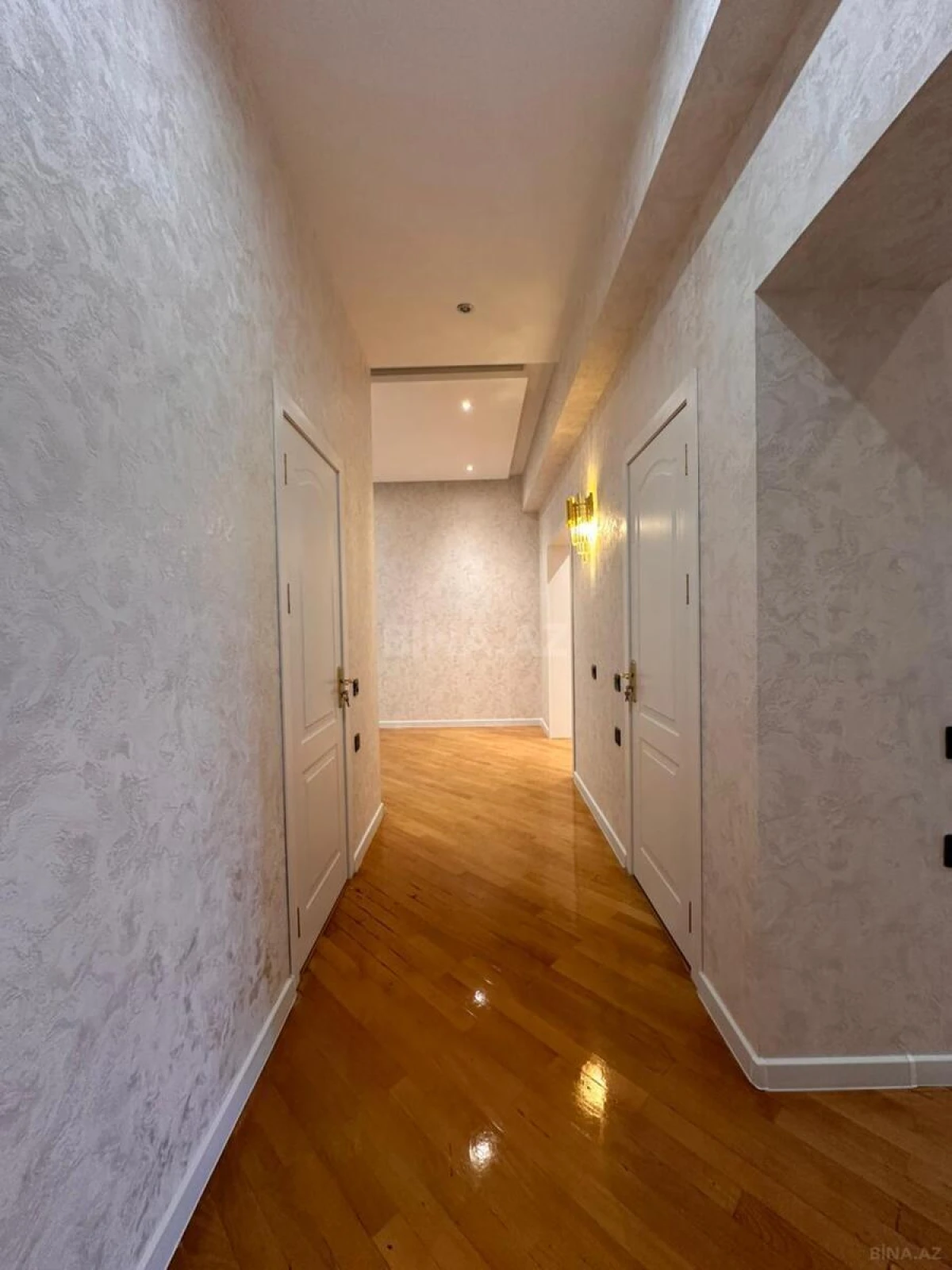 Satılır 3 otaqlı mənzil 135 m²