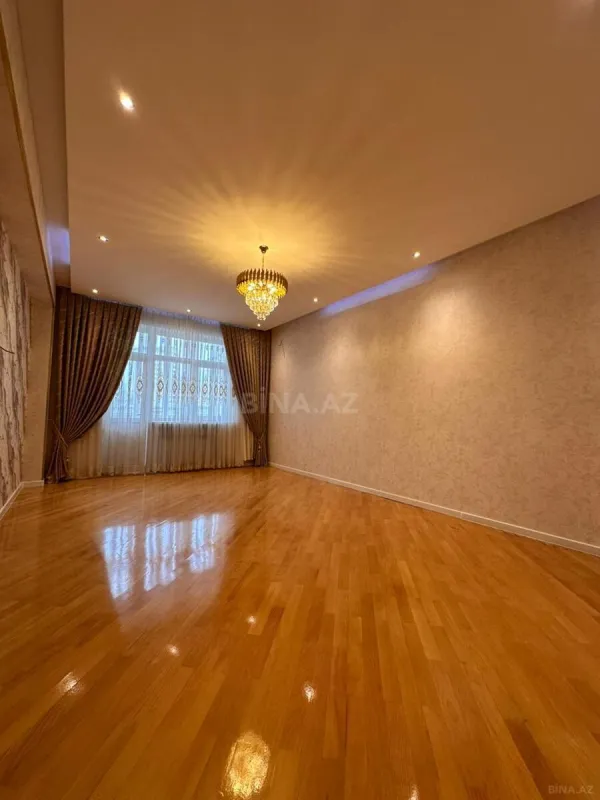 Satılır 3 otaqlı mənzil 135 m²