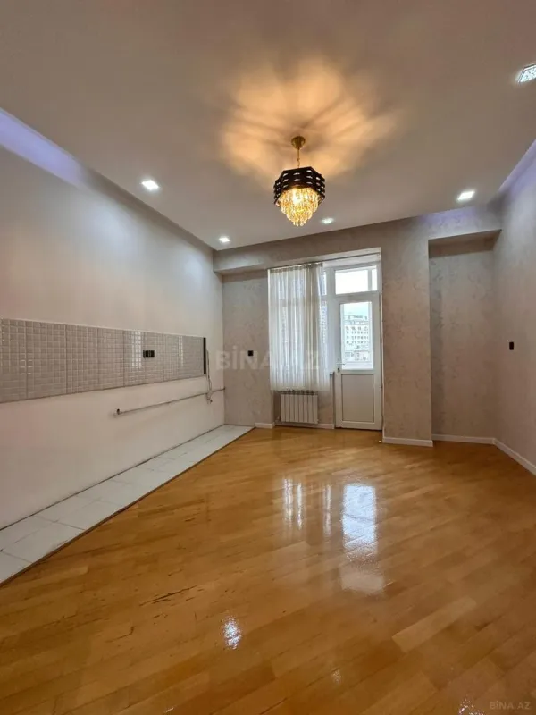 Satılır 3 otaqlı mənzil 135 m²