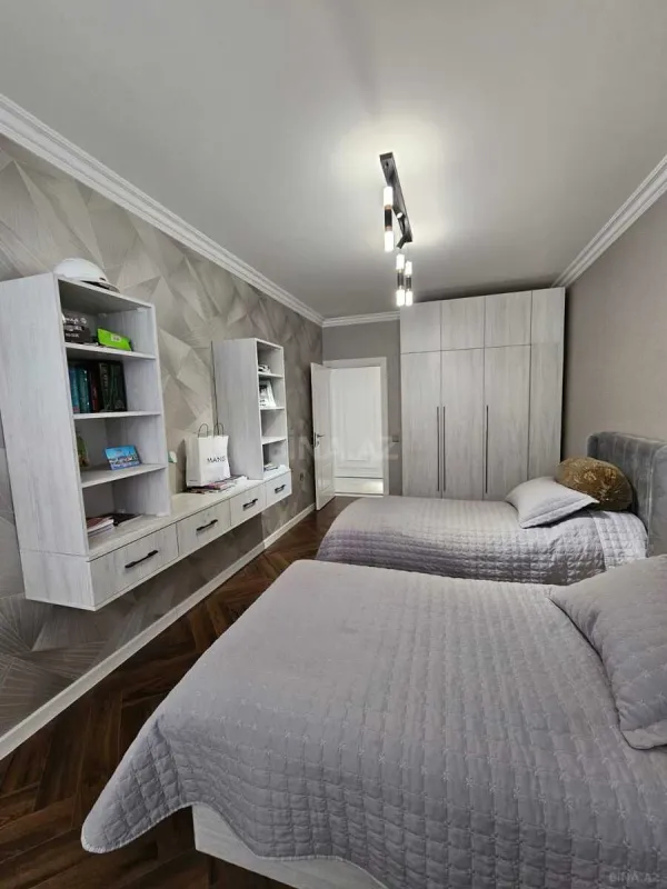 Satılır 5 otaqlı mənzil 130 m²