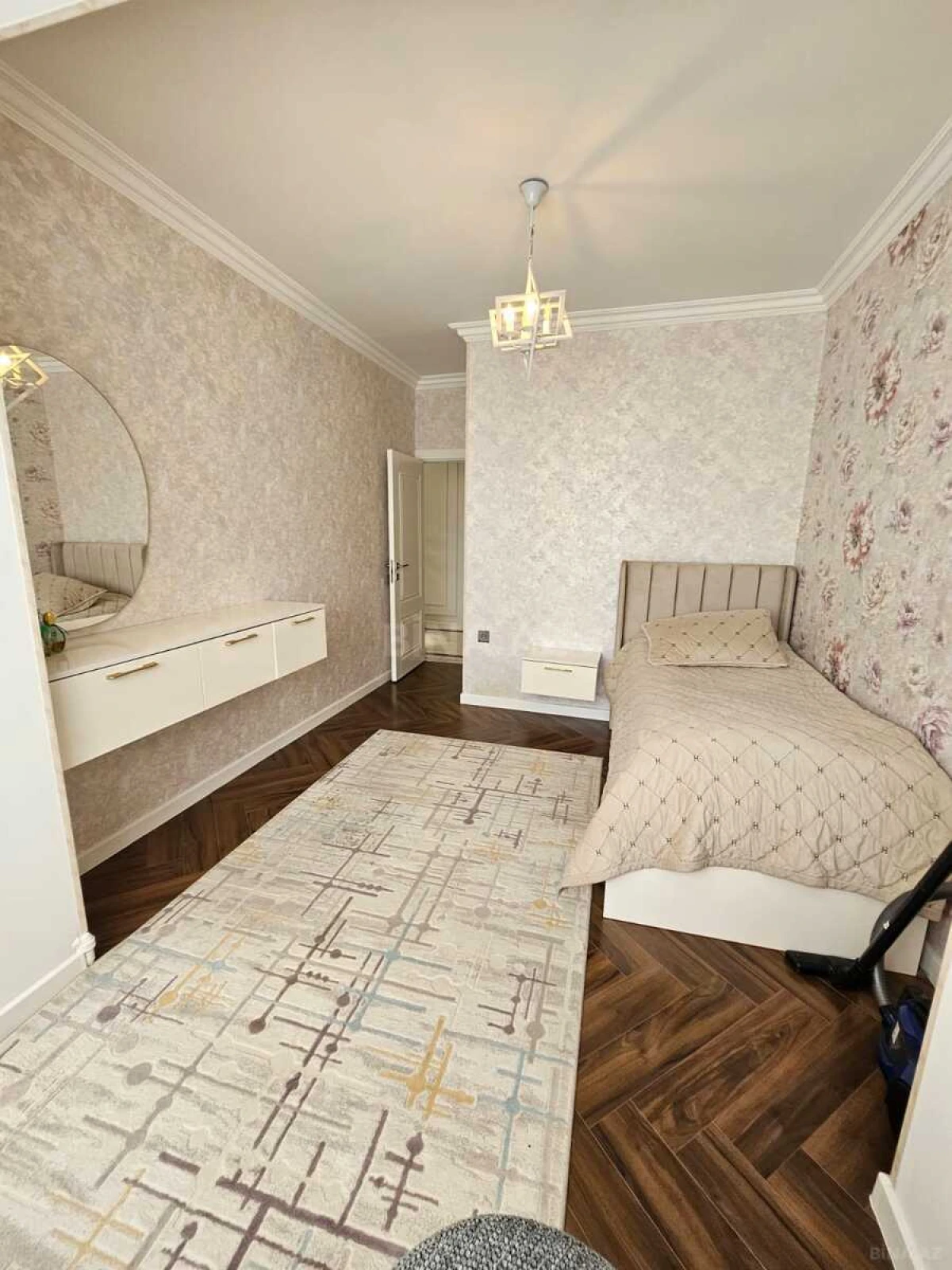 Satılır 5 otaqlı mənzil 130 m²