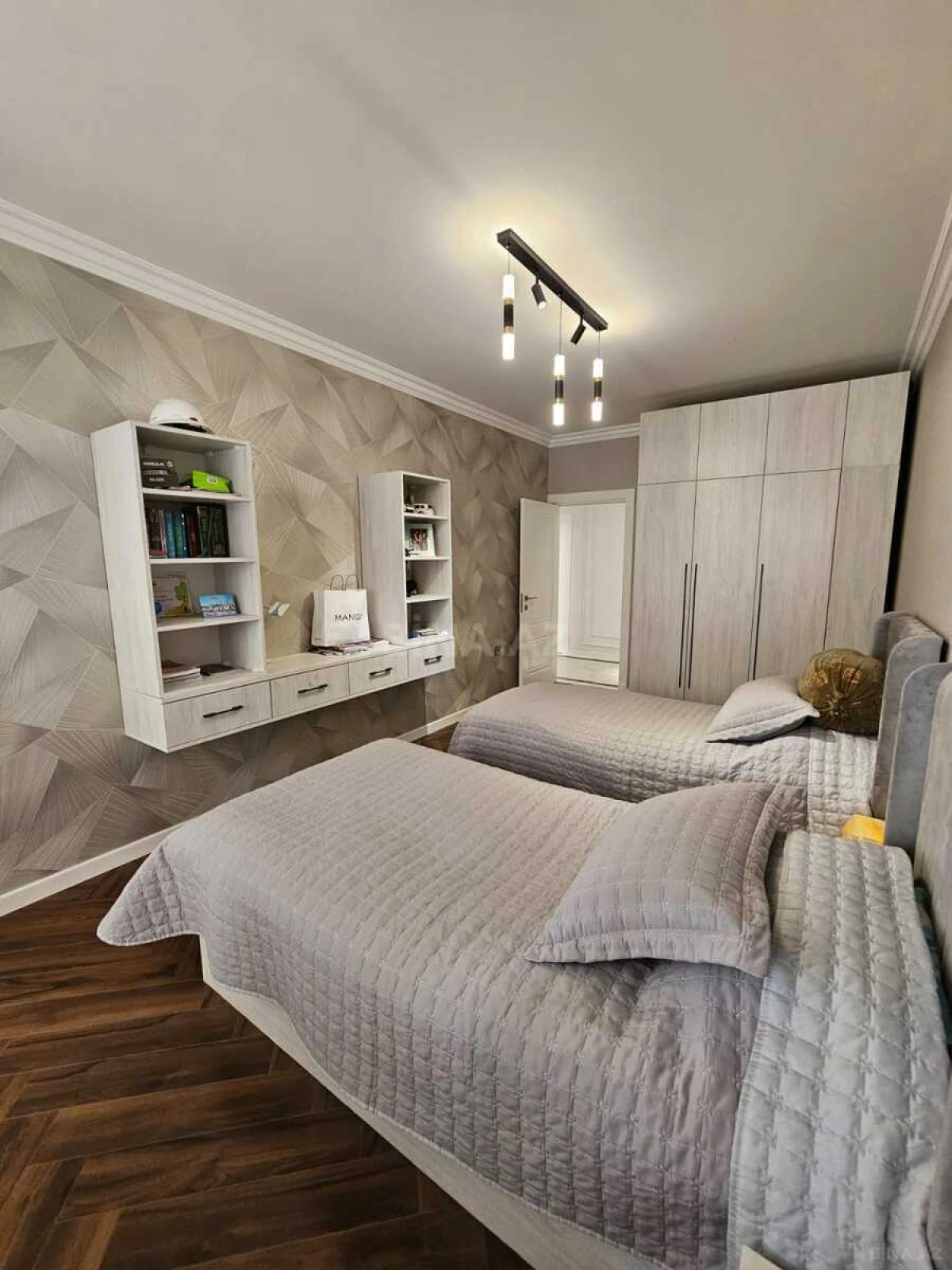 Satılır 5 otaqlı mənzil 130 m²