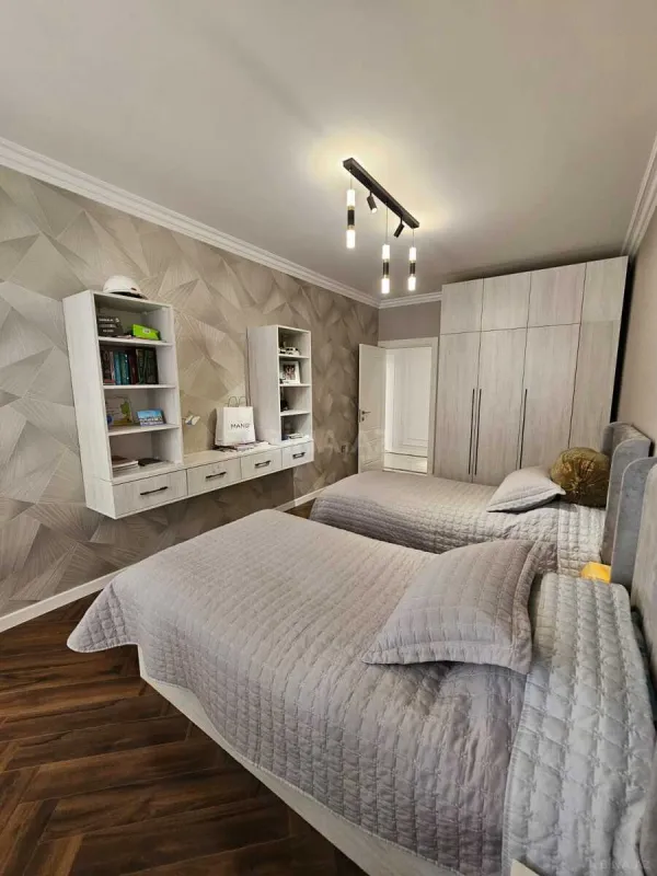 Satılır 5 otaqlı mənzil 130 m²