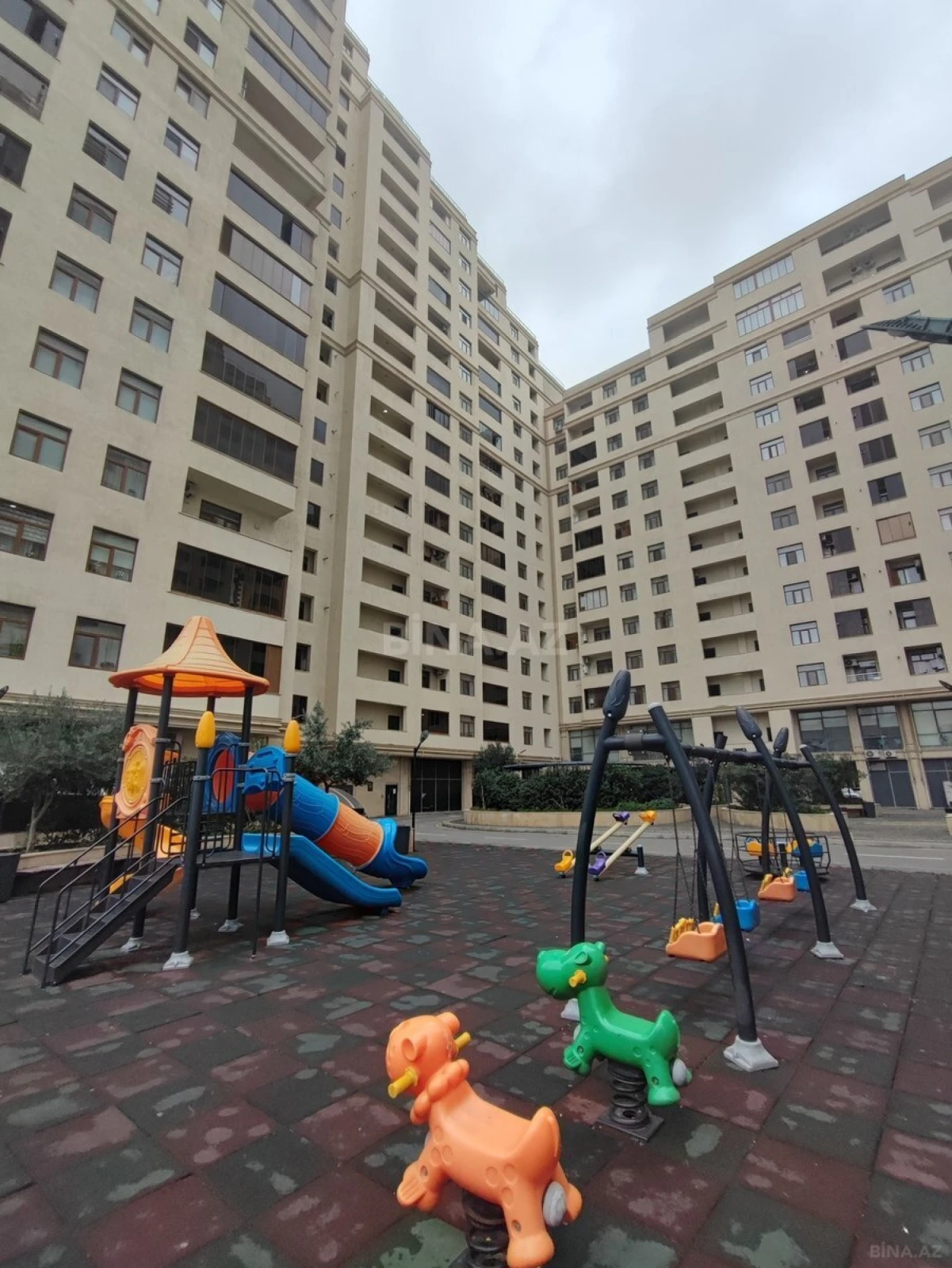 Satılır 3 otaqlı mənzil 128 m²
