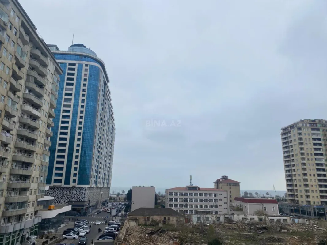 Satılır 4 otaqlı mənzil 147 m²