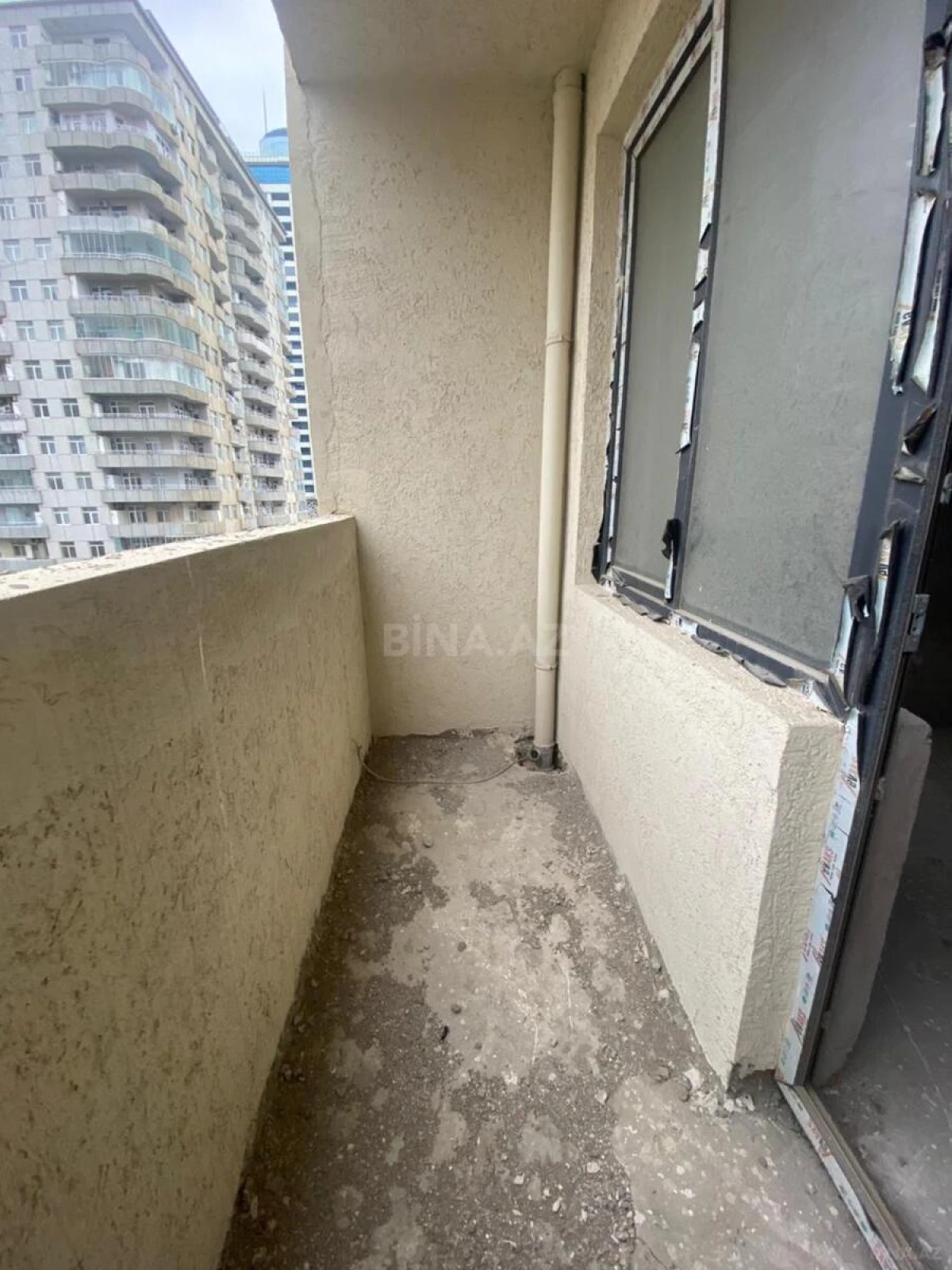 Satılır 4 otaqlı mənzil 147 m²