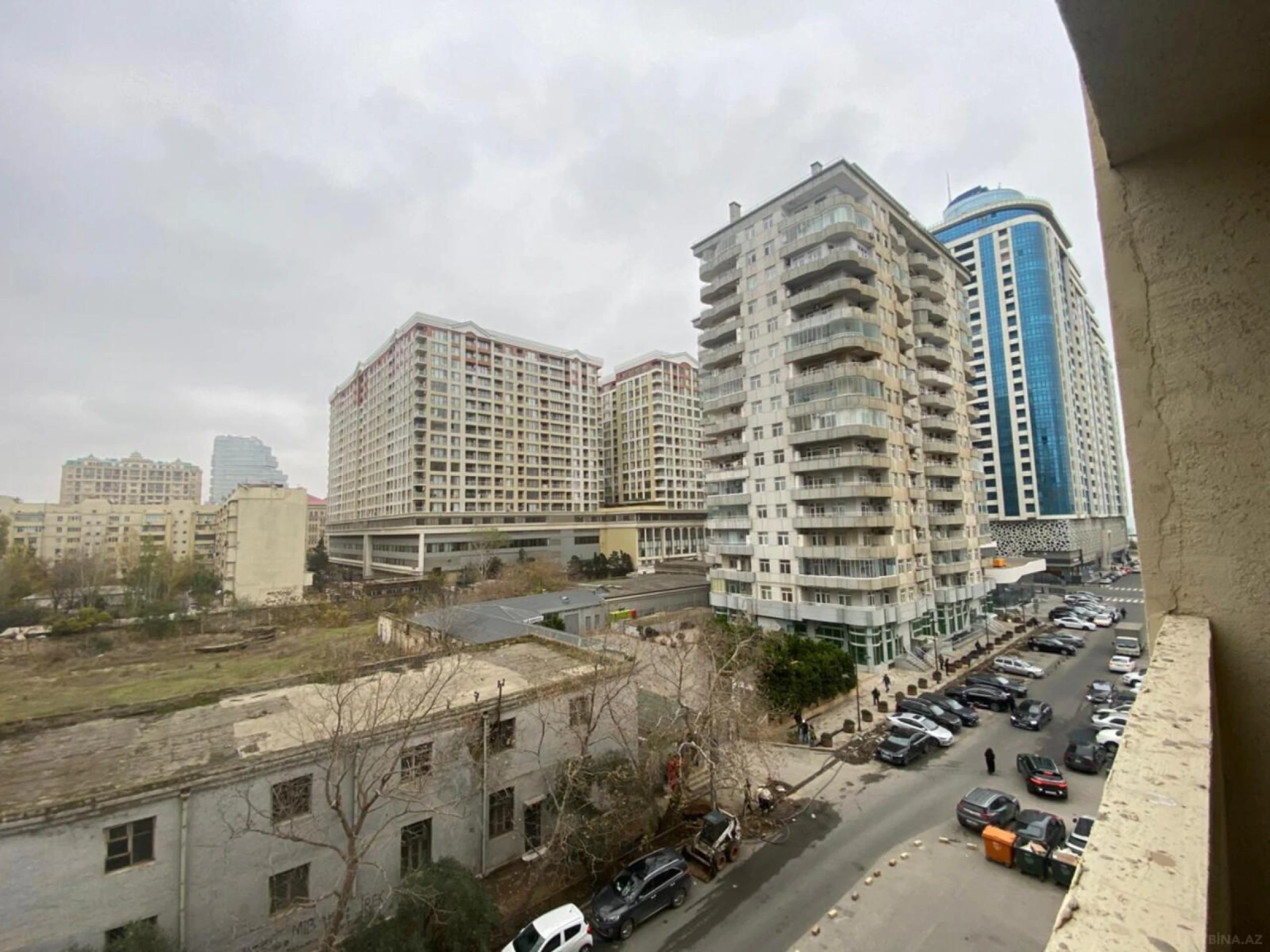 Satılır 4 otaqlı mənzil 147 m²