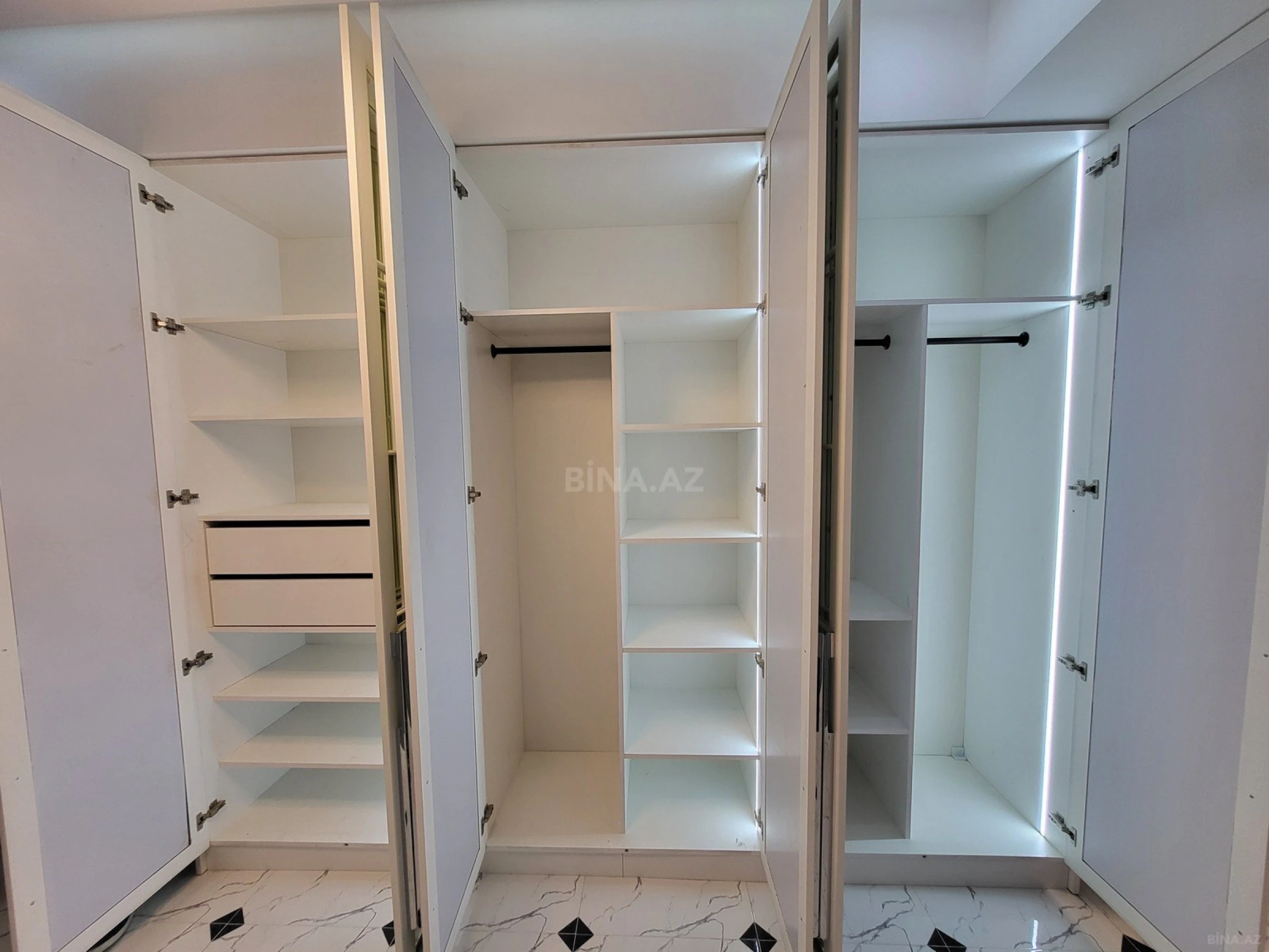 Satılır 3 otaqlı mənzil 137 m²