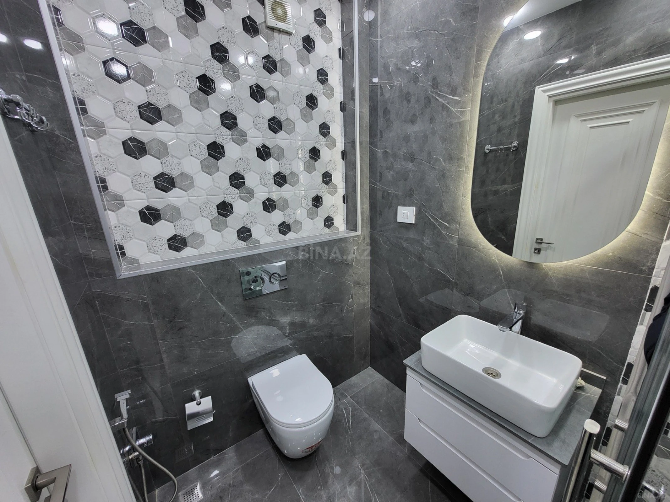 Satılır 3 otaqlı mənzil 137 m²