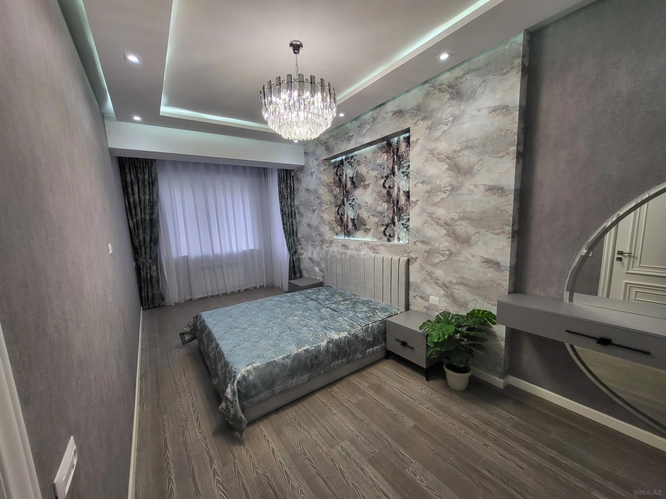 Satılır 3 otaqlı mənzil 137 m²