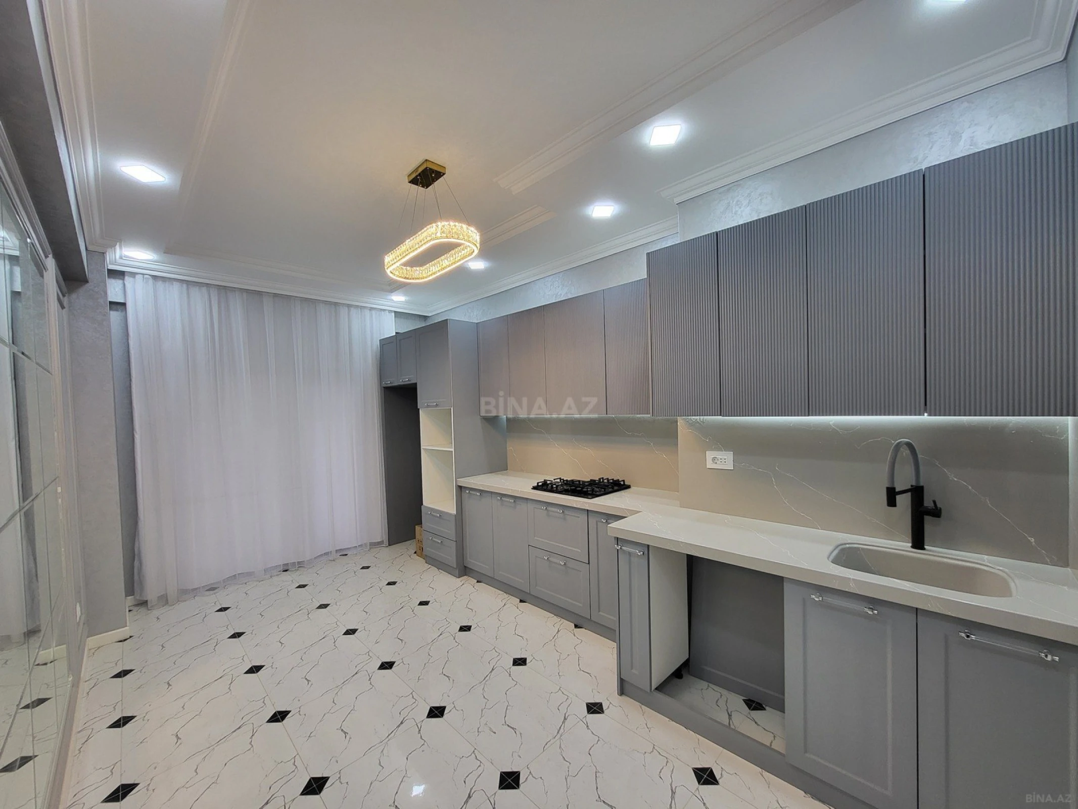 Satılır 3 otaqlı mənzil 137 m²