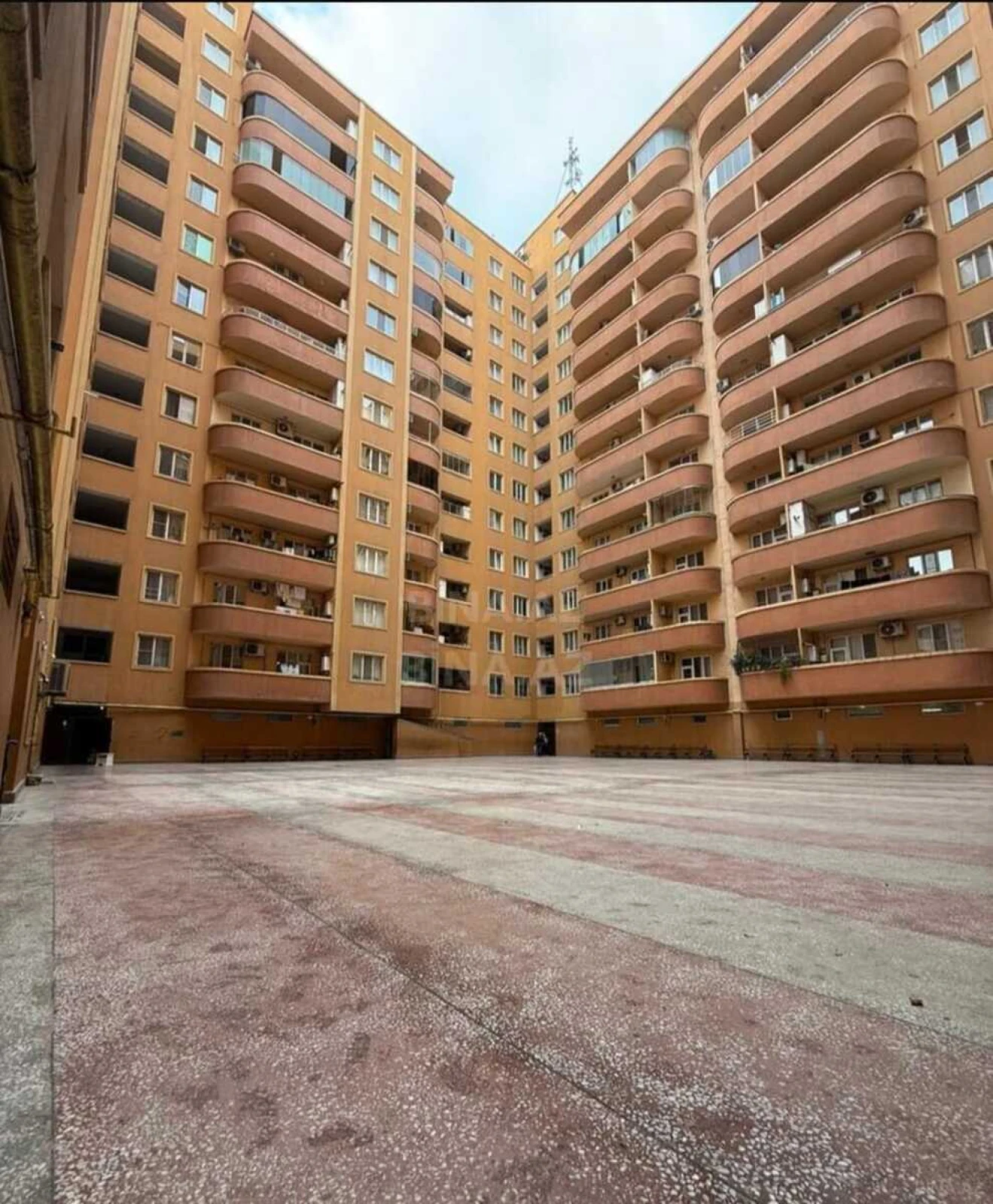 Satılır 3 otaqlı mənzil 130 m²