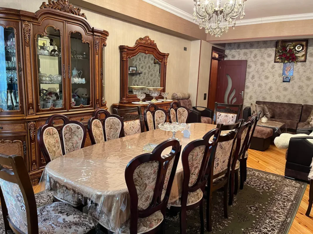 Satılır 4 otaqlı mənzil 147 m²