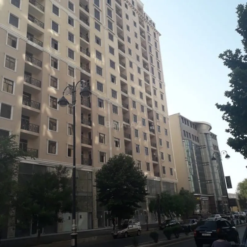 Satılır 4 otaqlı mənzil 185 m²