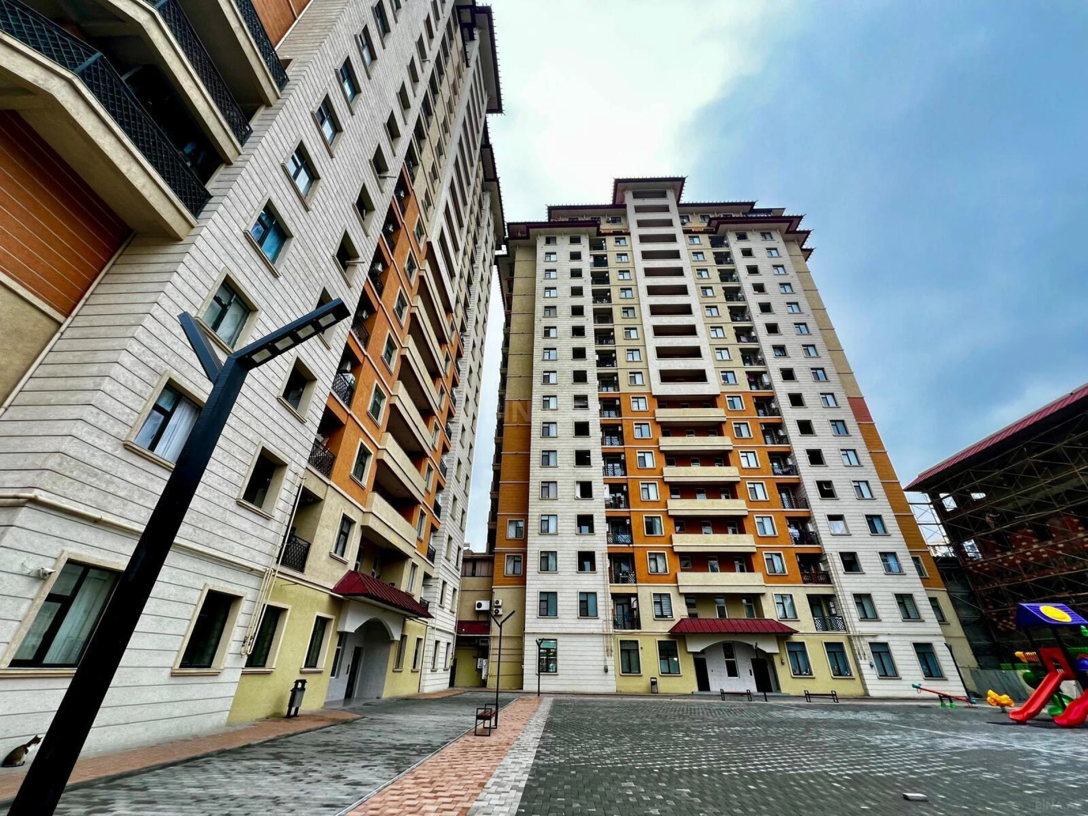 Satılır 3 otaqlı mənzil 107 m²