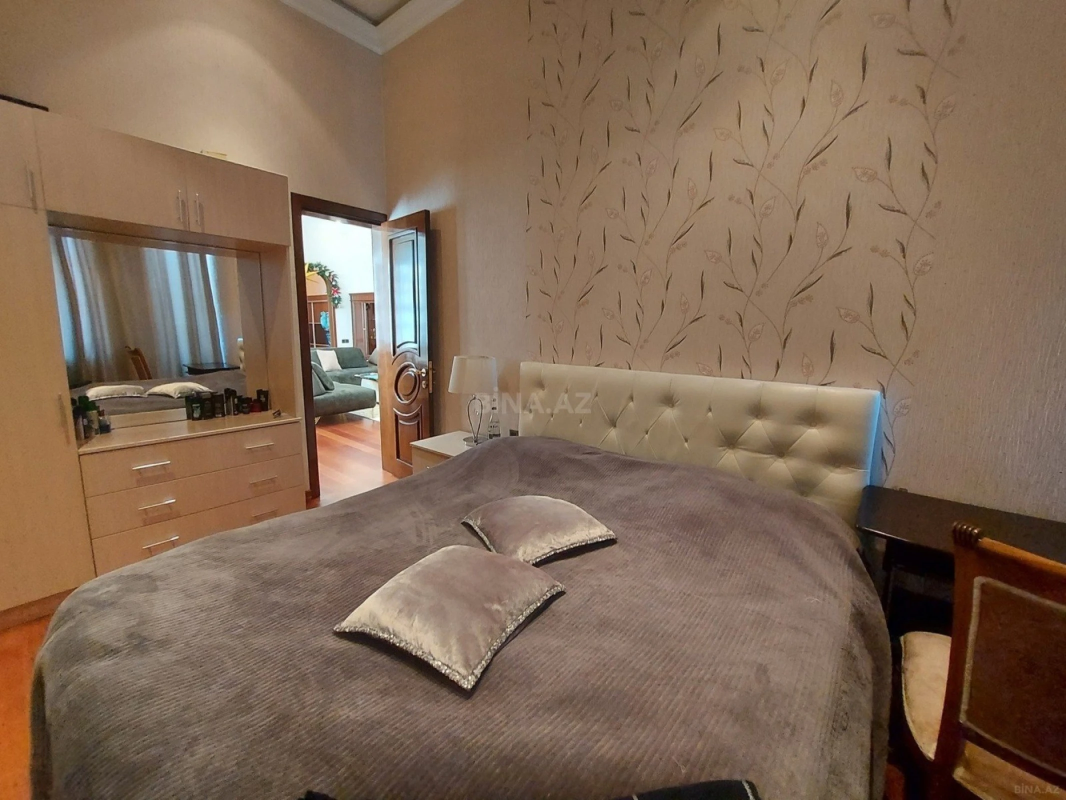 Satılır 5 otaqlı mənzil 140 m²