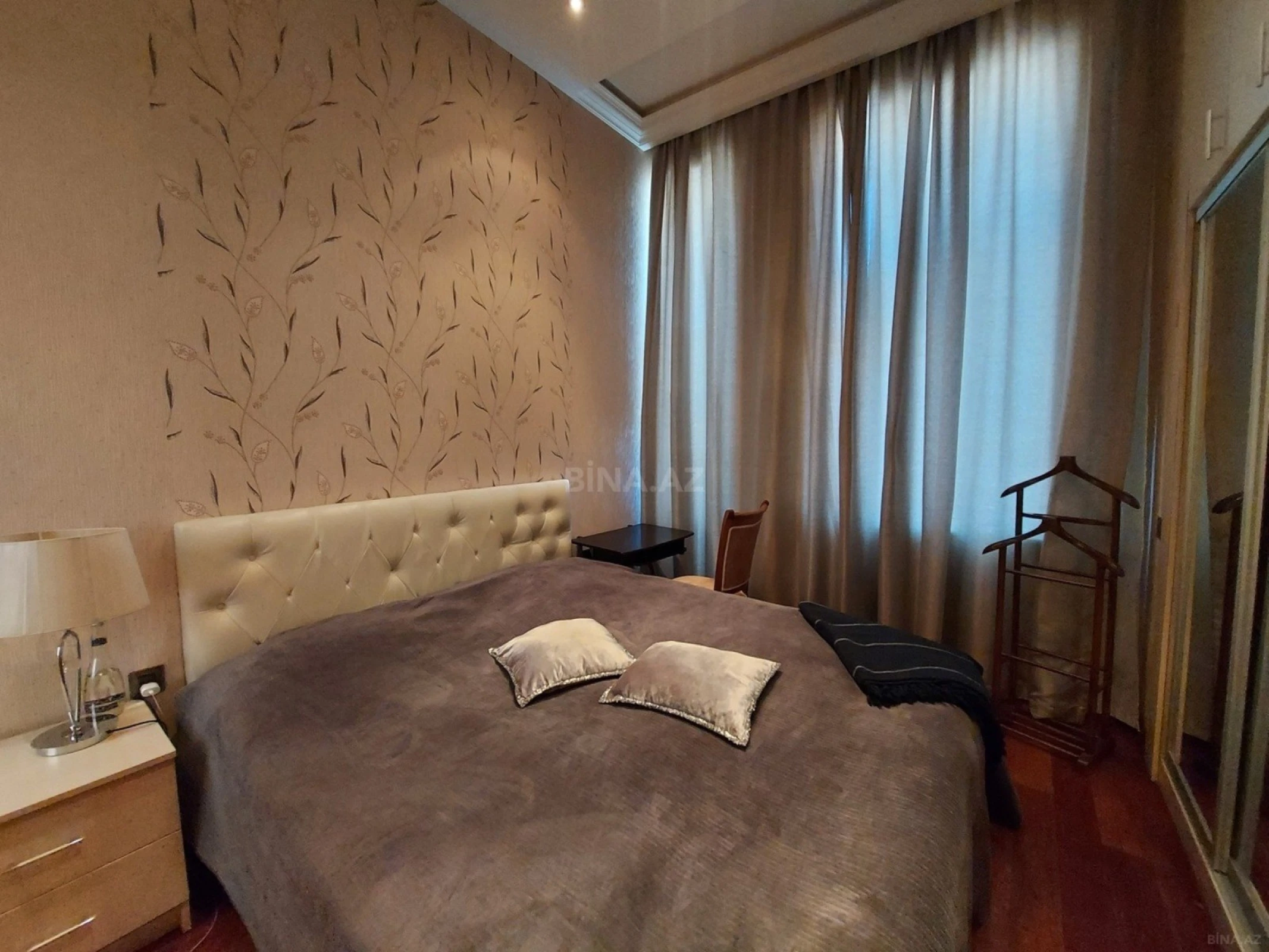 Satılır 5 otaqlı mənzil 140 m²