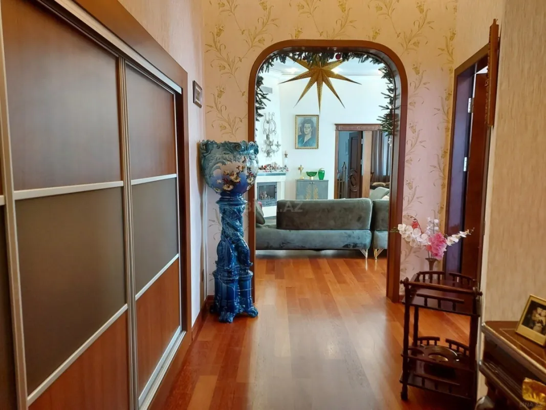 Satılır 5 otaqlı mənzil 140 m²