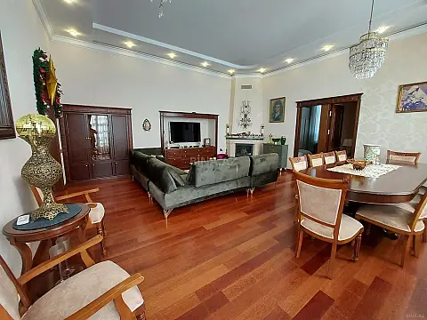 Satılır 5 otaqlı mənzil 140 m²