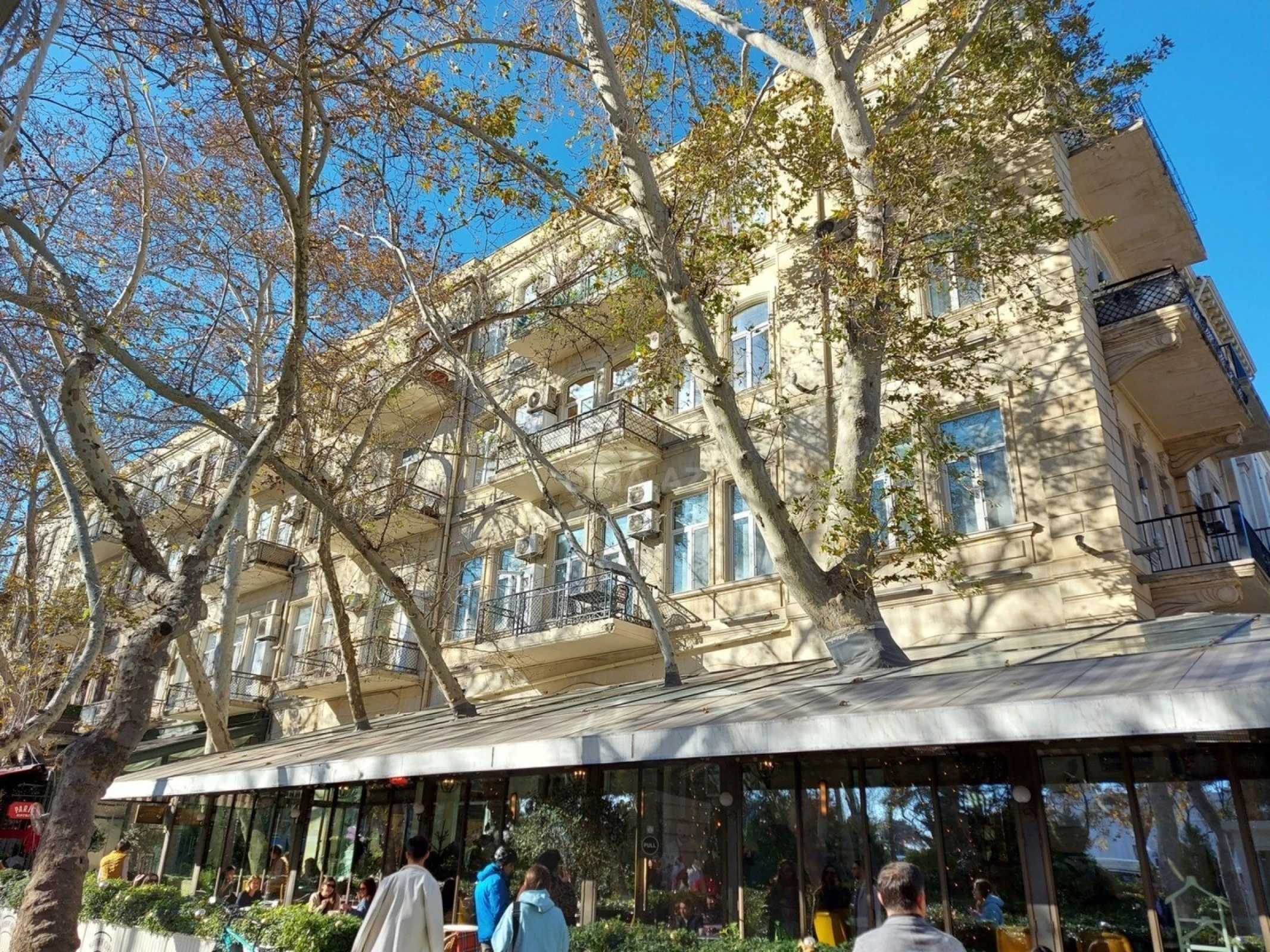 Satılır 5 otaqlı mənzil 140 m²