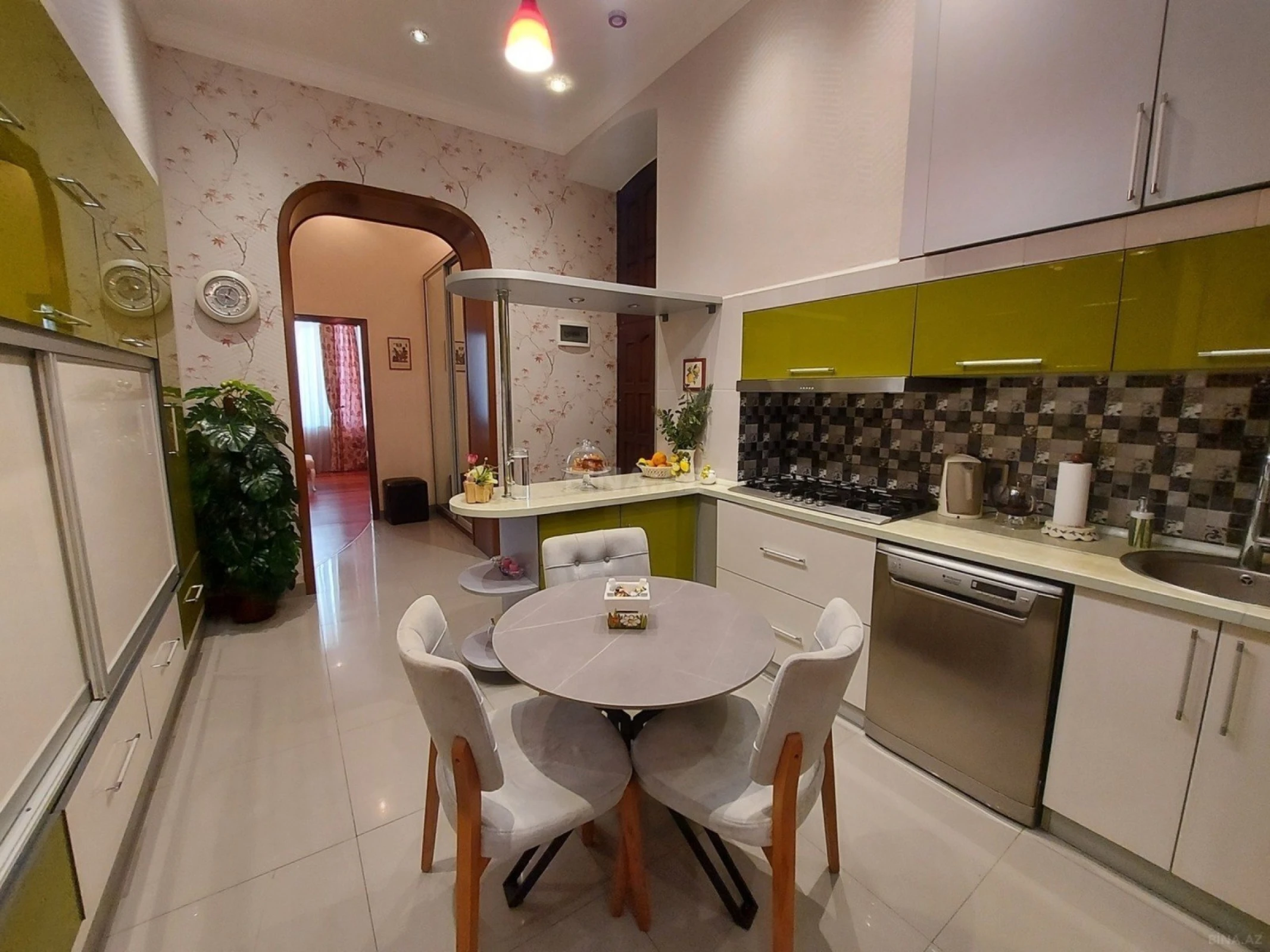 Satılır 5 otaqlı mənzil 140 m²
