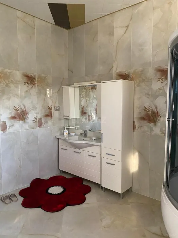 Satılır 10 otaqlı həyət evi 400 m²