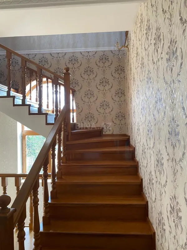 Satılır 10 otaqlı həyət evi 400 m²