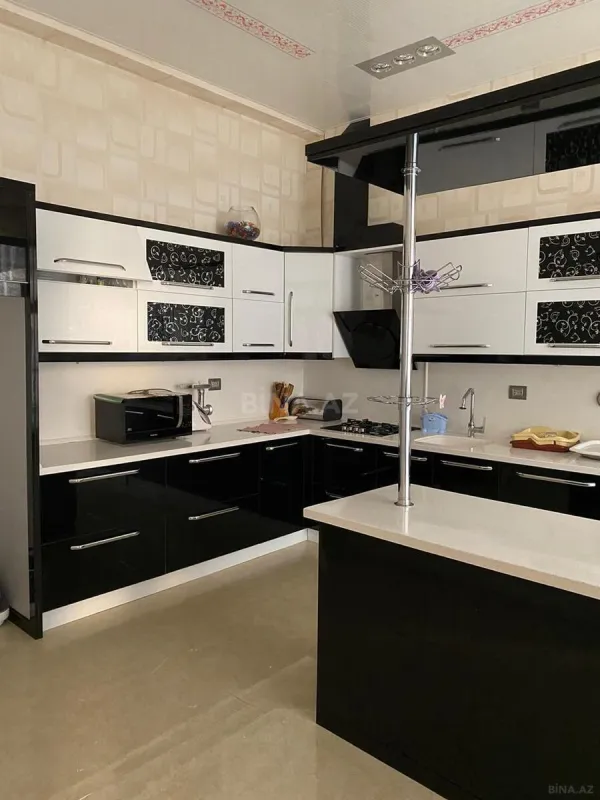 Satılır 10 otaqlı həyət evi 400 m²